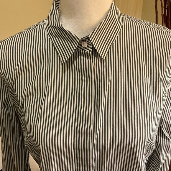 J.Crew button down shirt 🤍 - Picture 2 of 5